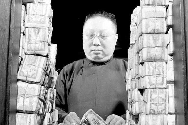 老照片：1948年老上海的通货膨胀有多严重<strong></p>
<p>民国法币购买力</strong>？100元仅能买四粒大米