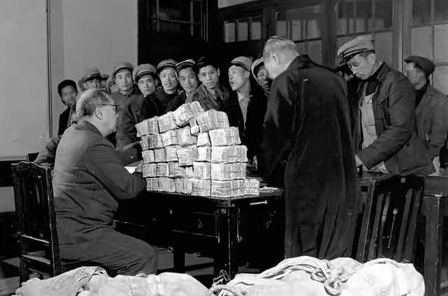 老照片：1948年老上海的通货膨胀有多严重<strong></p>
<p>民国法币购买力</strong>？100元仅能买四粒大米