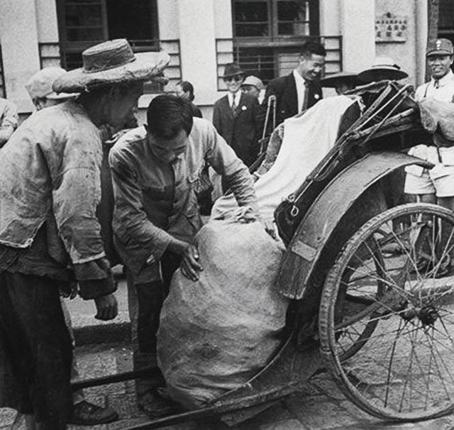 老照片：1948年老上海的通货膨胀有多严重<strong></p>
<p>民国法币购买力</strong>？100元仅能买四粒大米