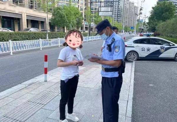 现金撒了一路<strong></p>
<p>捡币</strong>！捡钱的却接二连三……