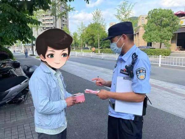 现金撒了一路<strong></p>
<p>捡币</strong>！捡钱的却接二连三……