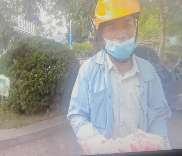 现金撒了一路<strong></p>
<p>捡币</strong>！捡钱的却接二连三……