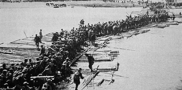 渡江战役<strong></p>
<p>三万法币</strong>，国军可用之兵超140万，长江沿线的防御为何轻松瓦解？