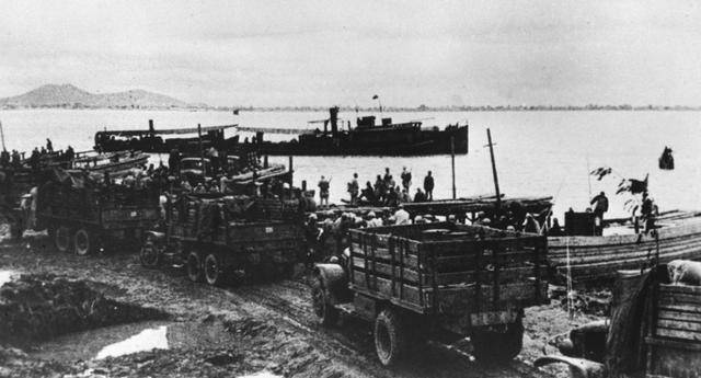 渡江战役<strong></p>
<p>三万法币</strong>，国军可用之兵超140万，长江沿线的防御为何轻松瓦解？