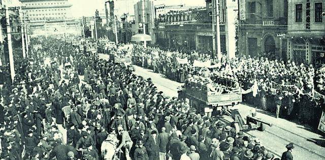 渡江战役<strong></p>
<p>三万法币</strong>，国军可用之兵超140万，长江沿线的防御为何轻松瓦解？
