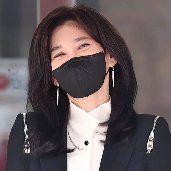 52岁三星大公主难得公开亮相<strong></p>
<p>币友网</strong>，活力回春眼睛笑弯，这状态太羡慕了……