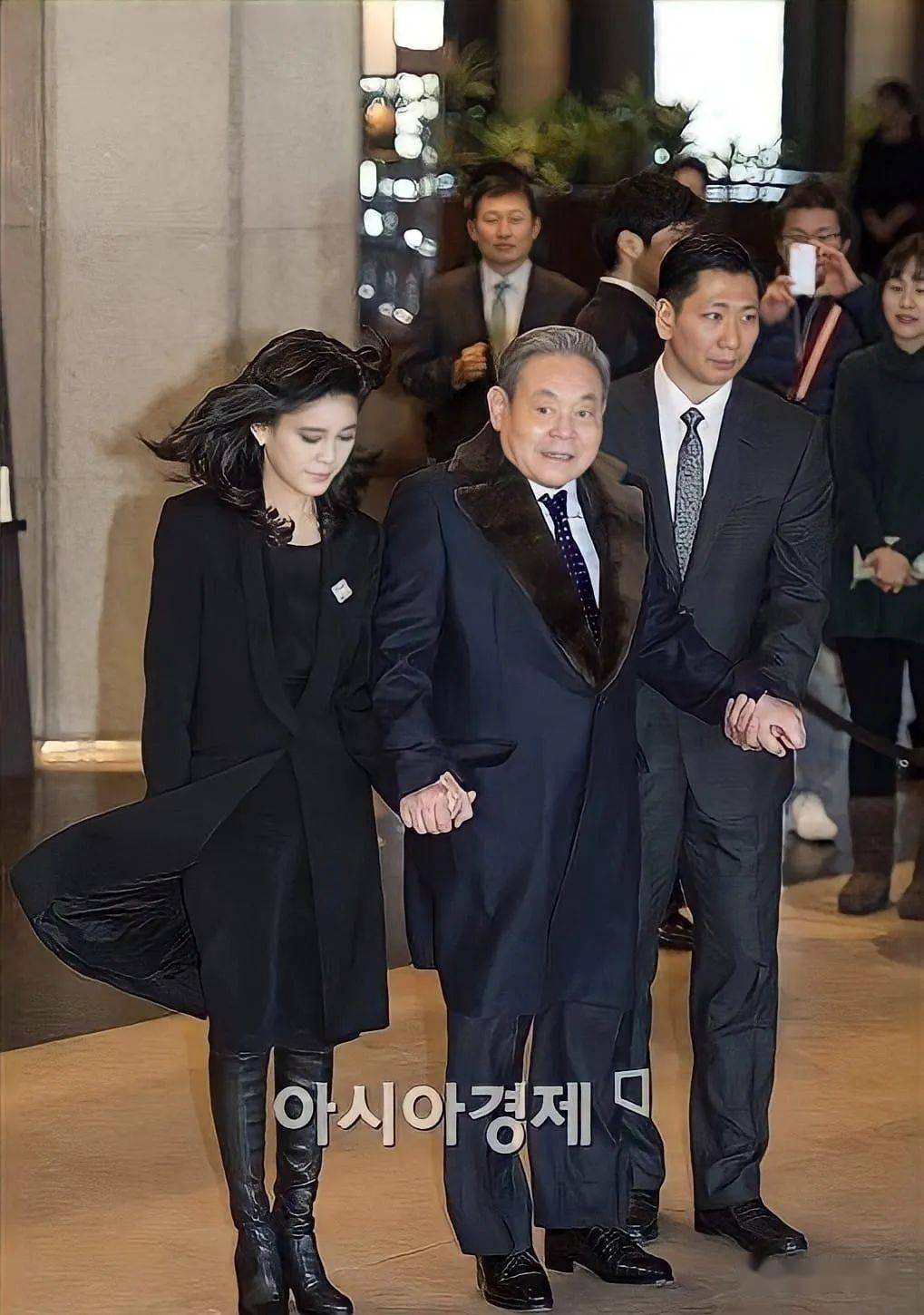 52岁三星大公主难得公开亮相<strong></p>
<p>币友网</strong>，活力回春眼睛笑弯，这状态太羡慕了……
