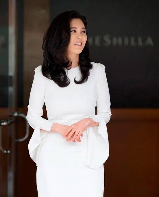 52岁三星大公主难得公开亮相<strong></p>
<p>币友网</strong>，活力回春眼睛笑弯，这状态太羡慕了……