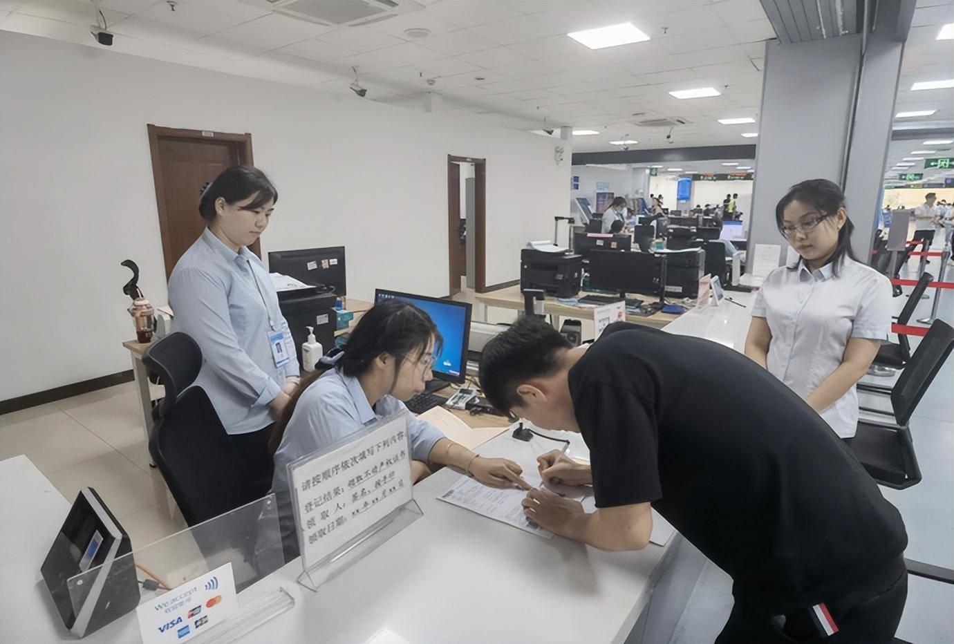 实现零佣金买卖房屋<strong></p>
<p>股票交易佣金</strong>！“郑好房”平台完成首单二手房交易