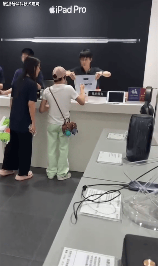 小米股票跌<strong></p>
<p>手机股票</strong>了大家天天在评论区骂雷军；全红婵给妈妈买手机引热议