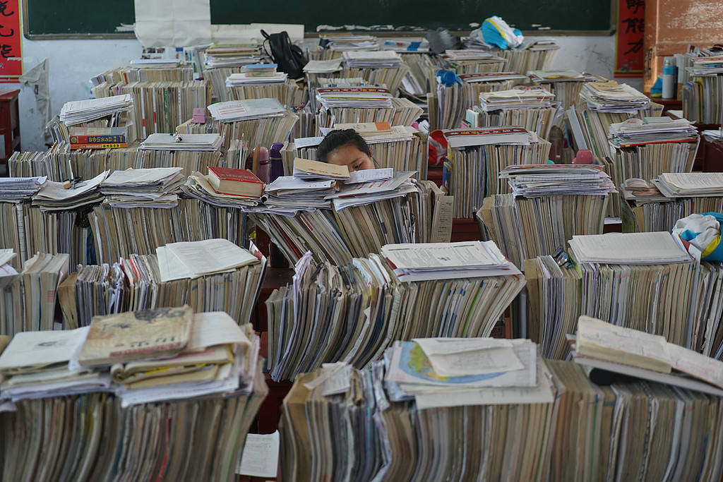 高中生上自习课抬头算违纪<strong></p>
<p>股票行情走势图</strong>？别把学生当学习机器