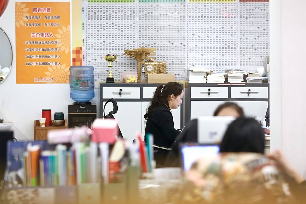 班主任放狠话“全家死了就不用签字”<strong></p>
<p>贵州茅台股票分析</strong>，被调岗或许是福报