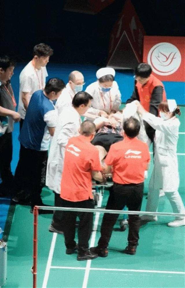 羽毛球世界第一石宇奇比赛中突发意外<strong></p>
<p>贵州茅台股票分析</strong>，被担架抬走后留院观察