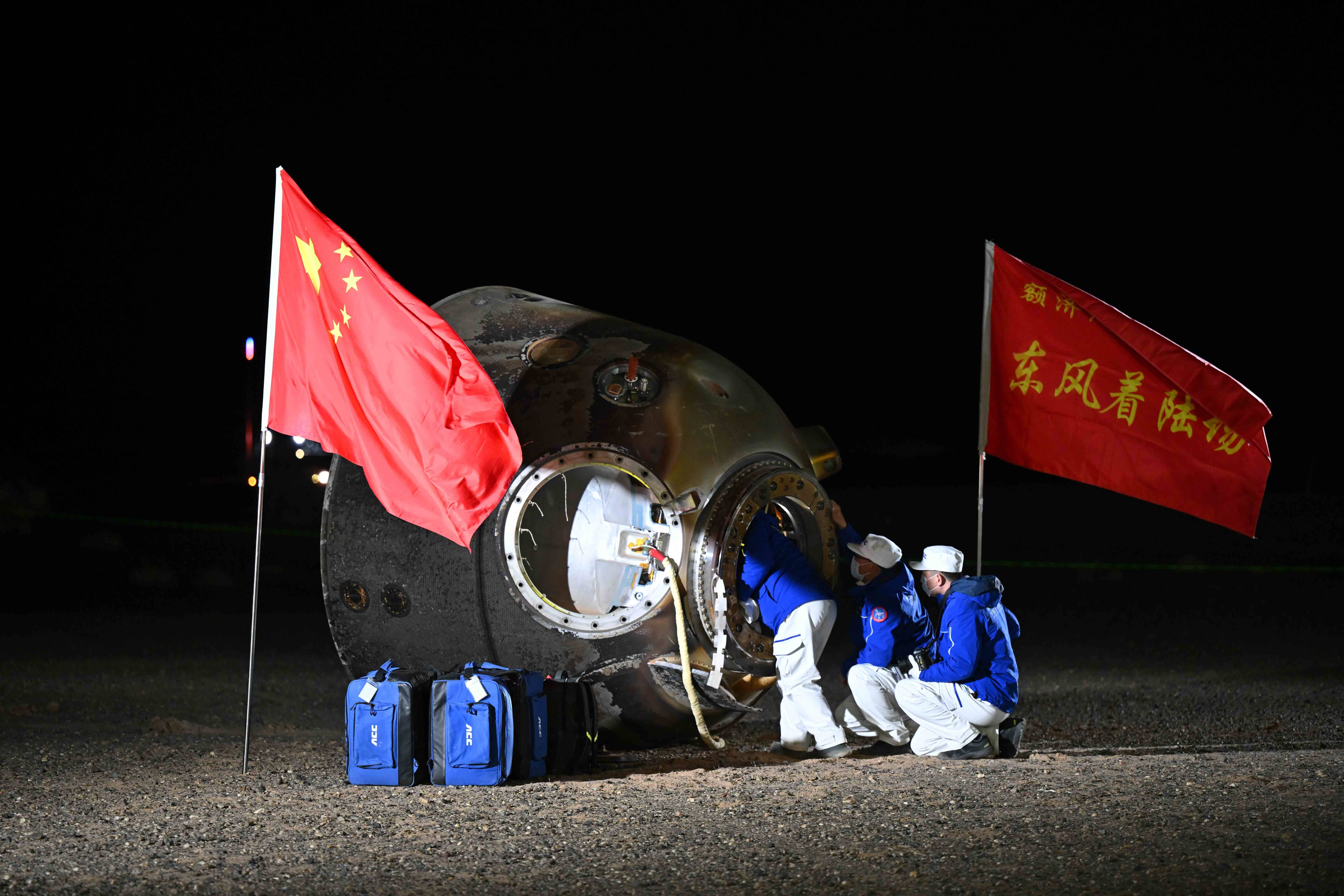 返回舱着陆最后一米<strong></p>
<p>股票名词</strong>，4台着陆反推发动机10毫秒内同时点火