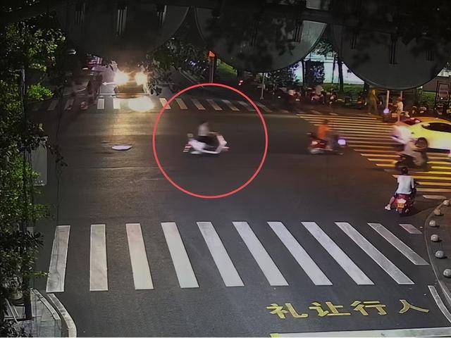 一女子肇事逃逸后仍去逛街<strong></p>
<p>股票名词</strong>，被抓后竟称：是路人劝我走的