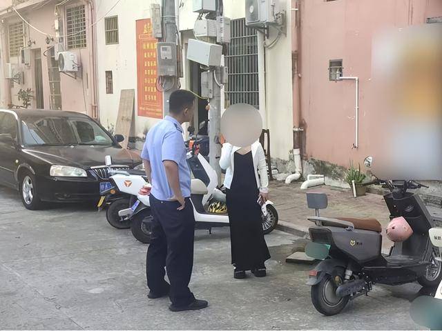 一女子肇事逃逸后仍去逛街<strong></p>
<p>股票名词</strong>，被抓后竟称：是路人劝我走的