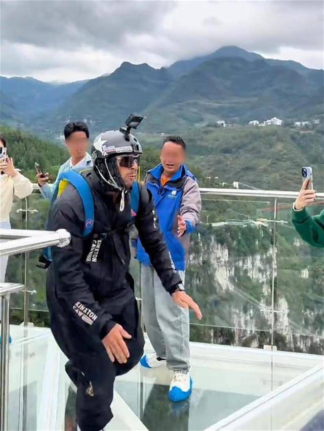 视频疯传！外国男子云南跳伞开伞失败<strong></p>
<p>股票名词</strong>，急速坠落？景区澄清：视频不完整，开伞成功了