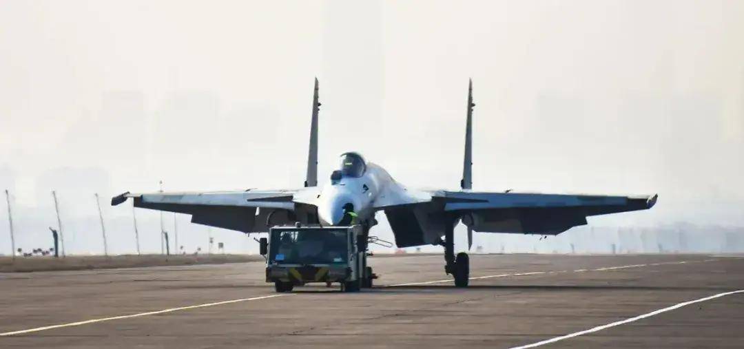中国首个双航母战斗群横空出世<strong></p>
<p>股票名词</strong>！歼-15B/D居然悄悄装备这么多了？