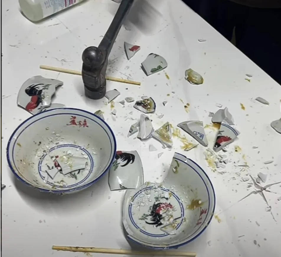 网红夫妇被传有传染病<strong></p>
<p>股票基本面</strong>，餐馆砸餐具撇清？官方回应