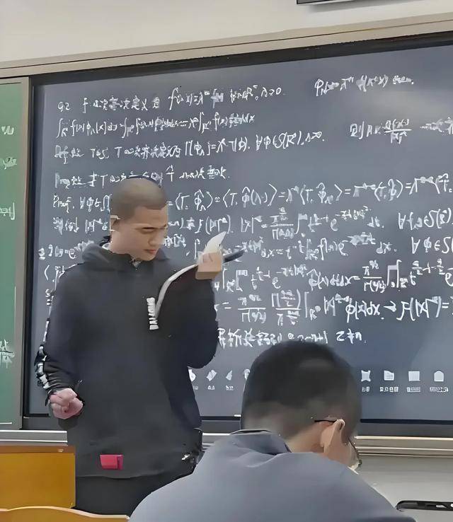 韦东奕上课照片走红<strong></p>
<p>股票基本面</strong>，新发型吸睛，网友：板书真漂亮，可惜看不懂