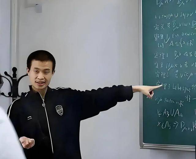 韦东奕上课照片走红<strong></p>
<p>股票基本面</strong>，新发型吸睛，网友：板书真漂亮，可惜看不懂