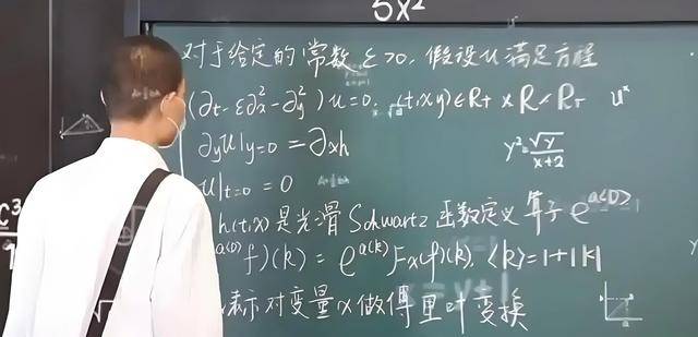 韦东奕上课照片走红<strong></p>
<p>股票基本面</strong>，新发型吸睛，网友：板书真漂亮，可惜看不懂