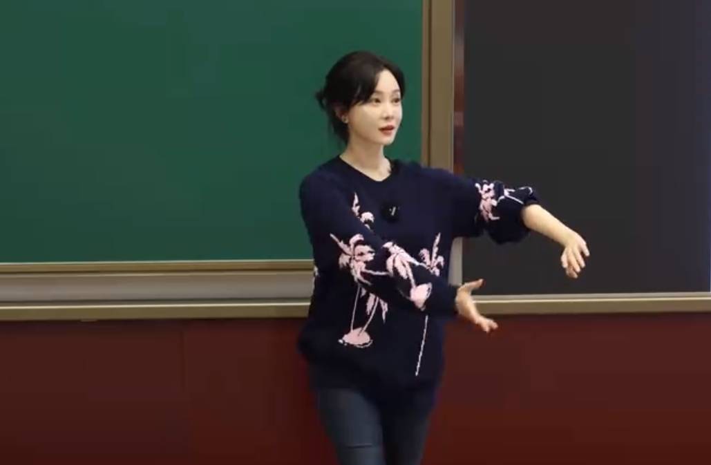 演员陈数现身中戏授课<strong></p>
<p>股票基本面</strong>，网友：我的梦中情师