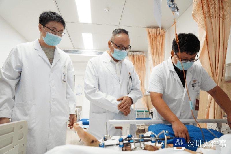 失血过半！深圳男子被三四百斤模具砸到<strong></p>
<p>低价股票</strong>，医生全力抢救