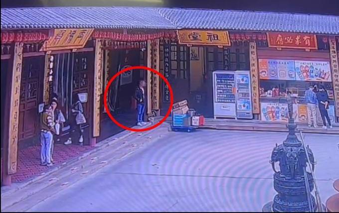 自制缠满双面胶的铁片<strong></p>
<p>周杰伦NFT被盗</strong>，男子在寺庙内盗窃功德箱被行拘