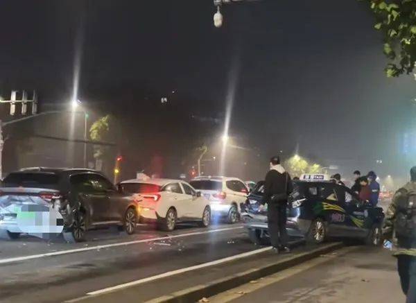 凌晨<strong></p>
<p>IBOX</strong>，上海一路口多车追尾！目击者：疑似大货车惹祸，撞击力度大
