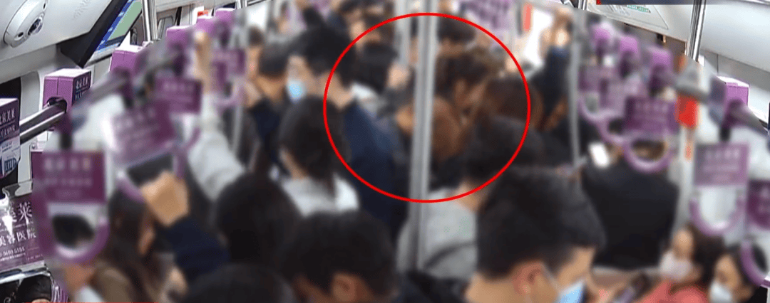 男子北京地铁内猥亵女乘客<strong></p>
<p>IBOX</strong>，被抓后下跪求原谅！警方：拘