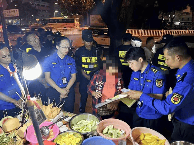 “锅铲声敲得我睡不着”！深夜<strong></p>
<p>IBOX</strong>，深圳多名流动摊贩被劝离……