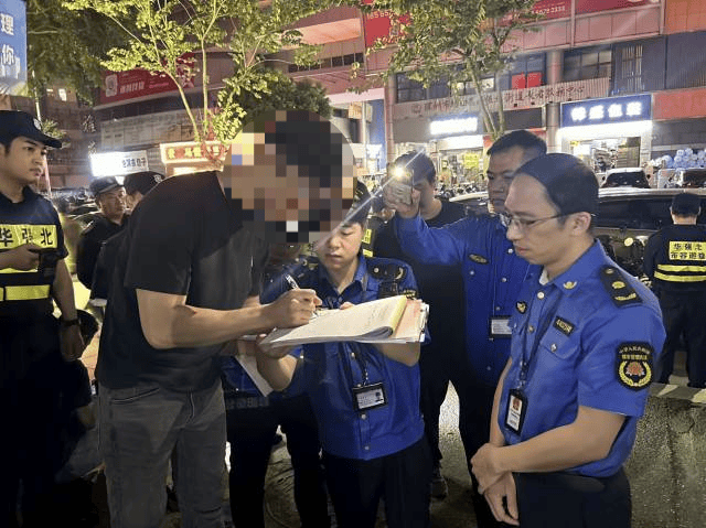 “锅铲声敲得我睡不着”！深夜<strong></p>
<p>IBOX</strong>，深圳多名流动摊贩被劝离……