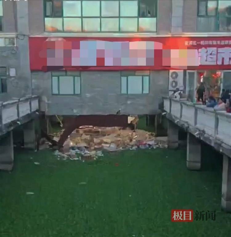 昆明一超市开业6天就地面塌陷<strong></p>
<p>IBOX</strong>，有顾客称坠河受伤，店铺已暂时停业