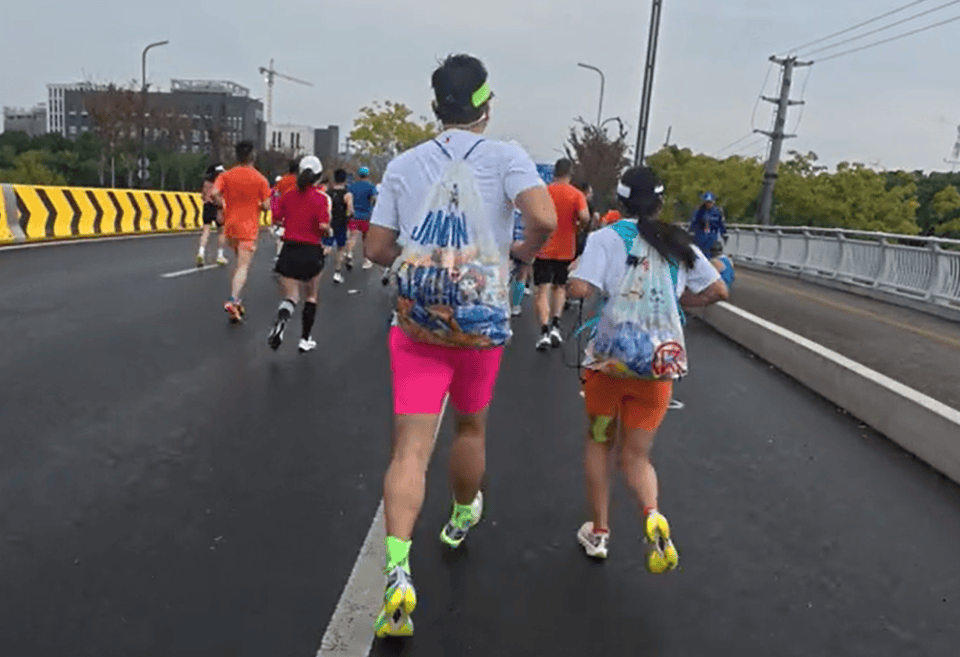 苏州马拉松一男一女将给选手的免费零食打包“负重”奔跑<strong></p>
<p>TOKEN</strong>？主办方回应