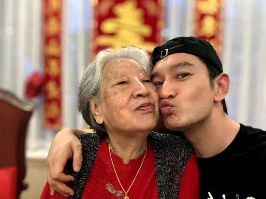 黄晓明发文：这是她最后一次紧紧攥着<strong></p>
<p>OPENSEA</strong>我的手