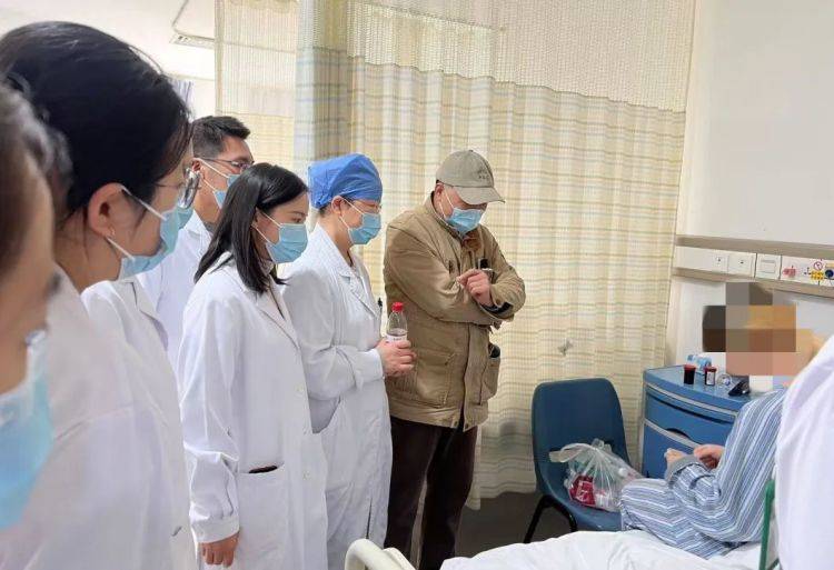 半夜爬到大腿<strong></p>
<p>云游戏</strong>！年轻女子体内排出10米长虫：我居然把它养得这么肥