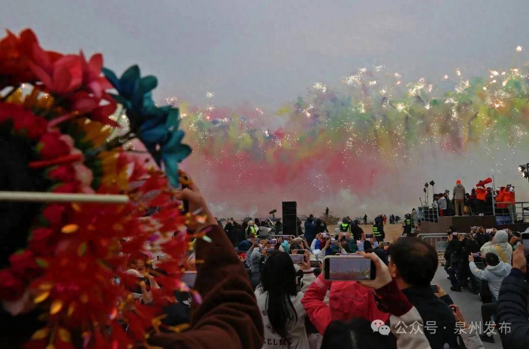 蔡国强烟花秀大量无人机坠海<strong></p>
<p>数藏</strong>，网友直呼遗憾，本人回应