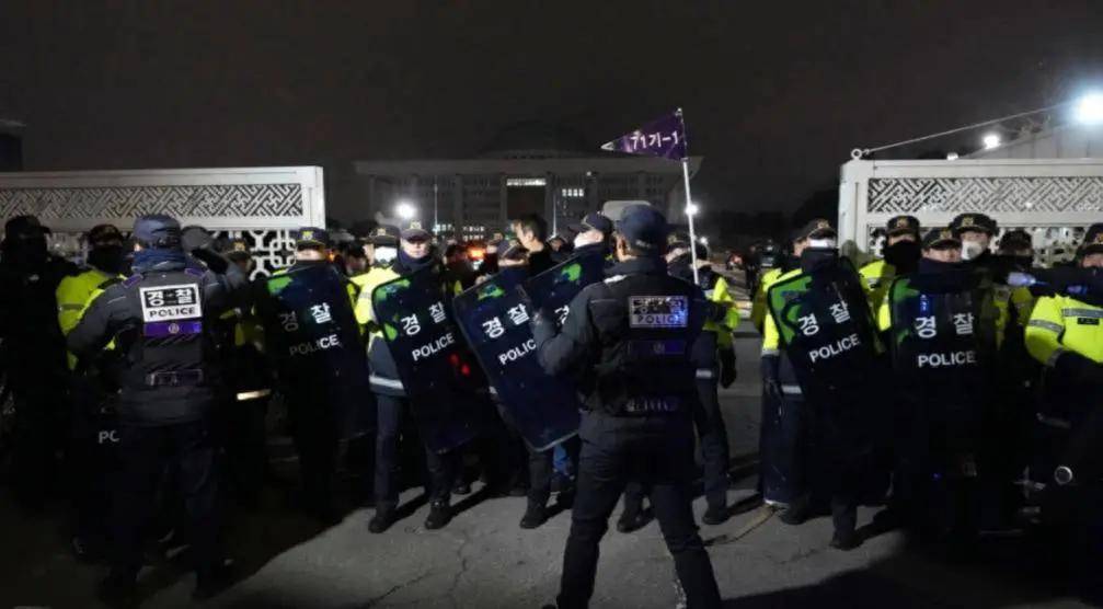 尹锡悦险中求稳：戒严风波逆转<strong></p>
<p>数藏</strong>，国民力量党撑腰，李在明盼破局！