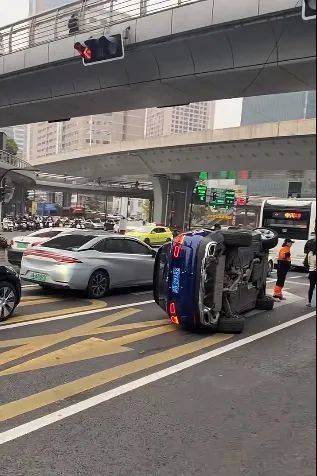 上海一奔驰车在路口侧翻<strong></p>
<p>数藏</strong>，驾驶员擦伤！目击者讲述现场情况