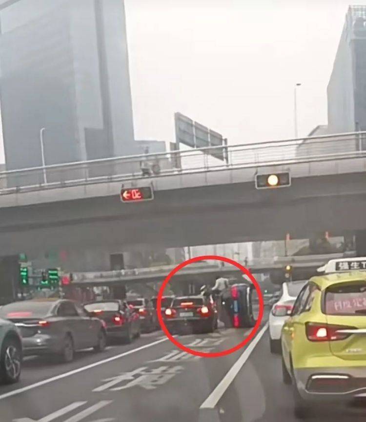 上海一奔驰车在路口侧翻<strong></p>
<p>数藏</strong>，驾驶员擦伤！目击者讲述现场情况