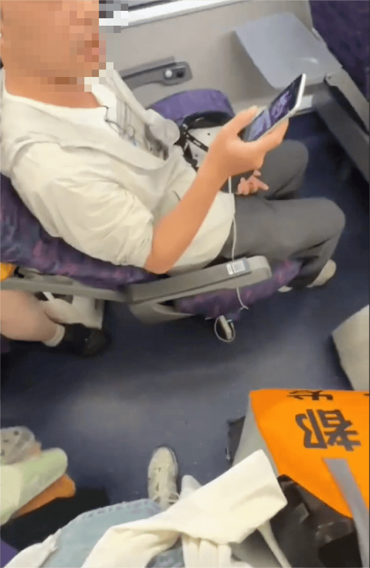 母女俩列车霸座还持刀威胁<strong></p>
<p>数藏</strong>，12306回应