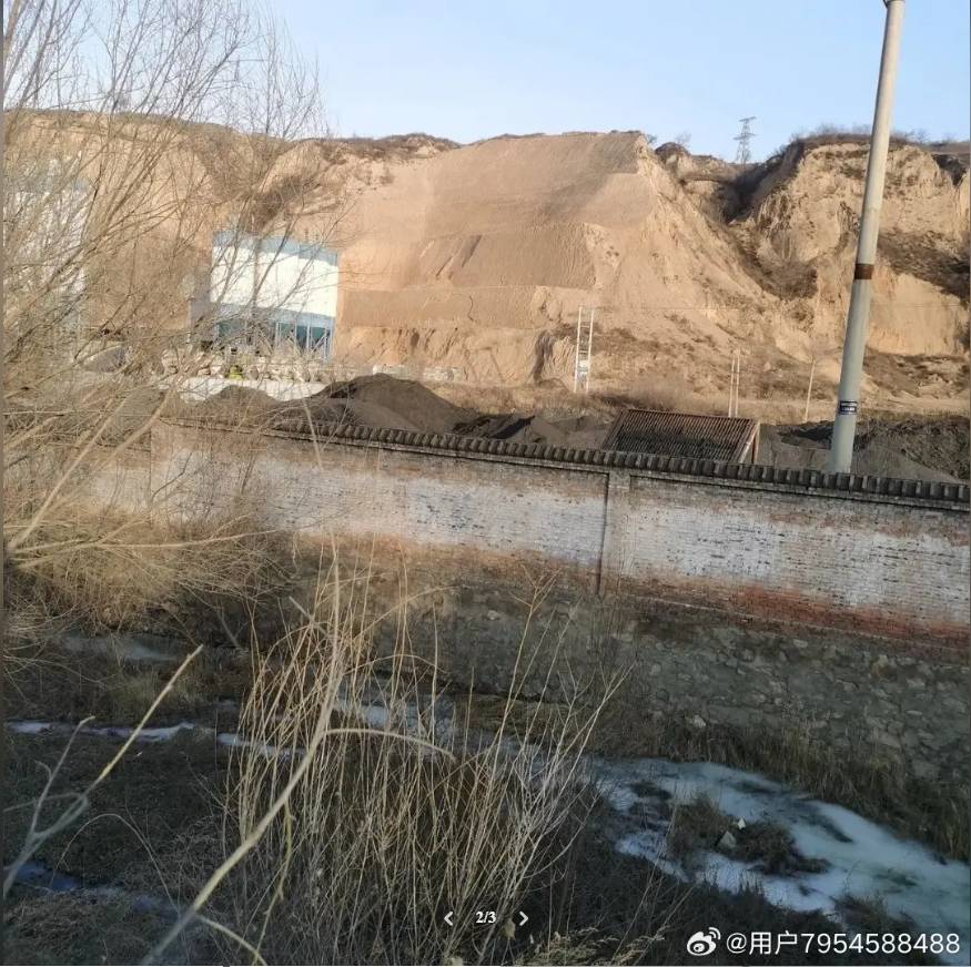 岚县梁家庄乡侯家岩村<strong></p>
<p>牛藏</strong>，一家无名煤场的存在，不仅破坏了当地的生态环境，更严重影响了附近居民的生活质量