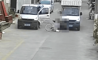 汕头一男孩骑单车遇“开门杀”摔倒遭后车碾压<strong></p>
<p>百度超级链</strong>，最新回应：治疗中，没有生命危险