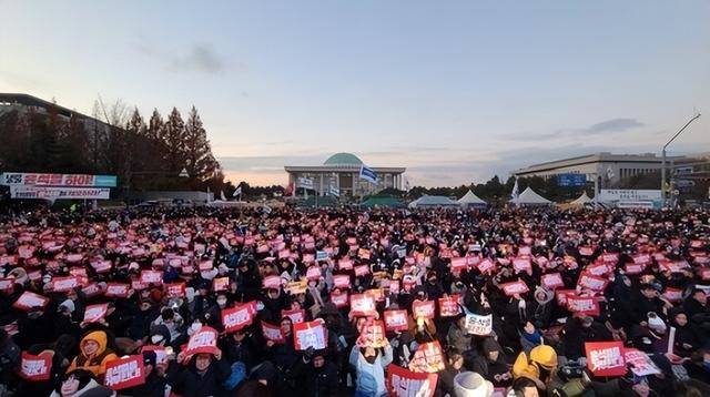 弹劾尹锡悦不成改逮捕<strong></p>
<p>百度超级链</strong>，执政党又卡Bug：总统会签字逮捕自己？