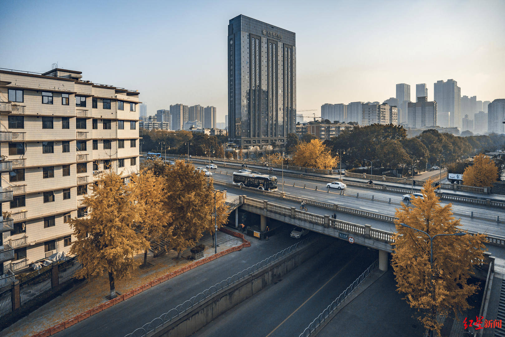 日均客流上涨近15%<strong></p>
<p>百度超级链</strong>！成都坐公交的人为何多了→