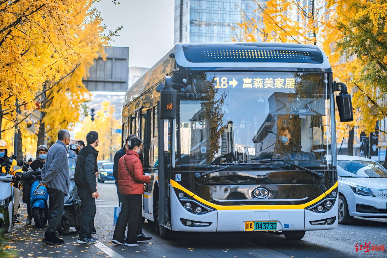 日均客流上涨近15%<strong></p>
<p>百度超级链</strong>！成都坐公交的人为何多了→