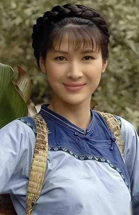 富商周旭辉<strong></p>
<p>十八数藏</strong>，44岁娶小12岁女星童蕾，获刑3年后，妻女过得如何？