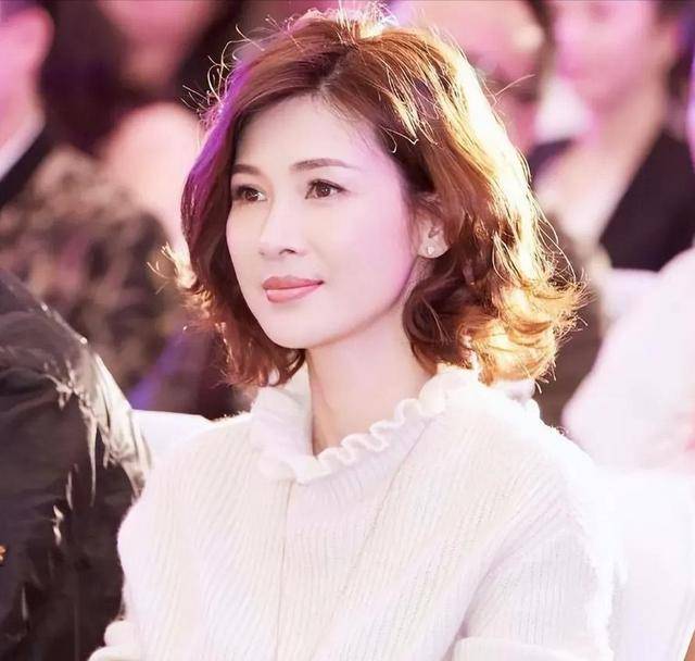 富商周旭辉<strong></p>
<p>十八数藏</strong>，44岁娶小12岁女星童蕾，获刑3年后，妻女过得如何？