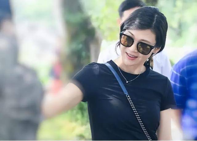富商周旭辉<strong></p>
<p>十八数藏</strong>，44岁娶小12岁女星童蕾，获刑3年后，妻女过得如何？